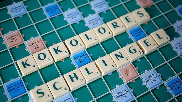 Die Wörter "Kokolores" (bedeutet: Unsinn) und "Schlingel" (bedeutet: Schlitzohr) liegen auf einem Scrabble-Brett. Viele Wörter, die einst zum normalen Sprachgebrauch gehörten, sind inzwischen fast in Vergessenheit geraten.Foto: Oliver Berg/dpa