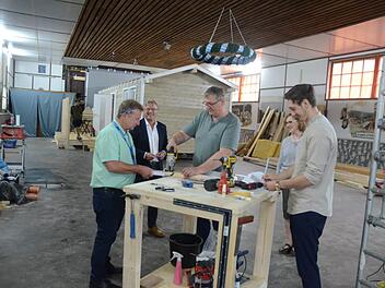 Noch ist einiges zu tun, bis das Tinyhaus (im Hintergrund) fertig sein wird. Von links Frank Eisenbeis, Bürgermeister Rainer Detsch, Alfred Lang, Marion Lang und Sohn Thomas Lang.  K.- H. Hofmann