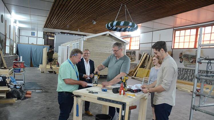 Noch ist einiges zu tun, bis das Tinyhaus (im Hintergrund) fertig sein wird. Von links Frank Eisenbeis, Bürgermeister Rainer Detsch, Alfred Lang, Marion Lang und Sohn Thomas Lang.  K.- H. Hofmann