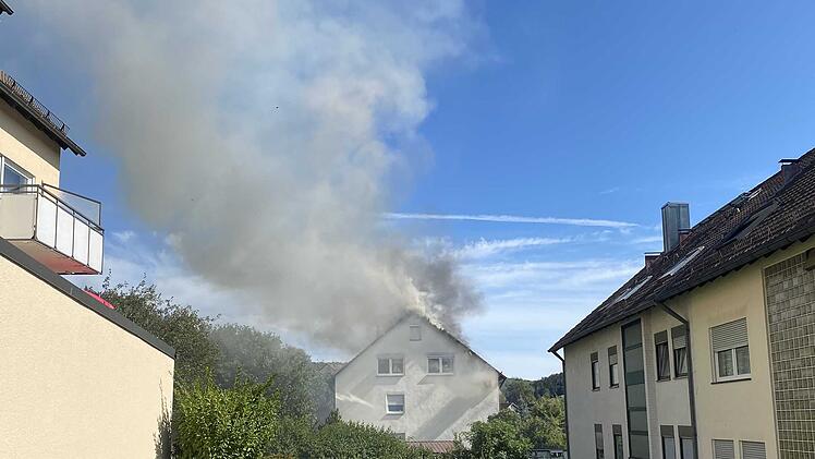 Der Brand des Dachstuhls eines Wohnhauses in Bayreuth-Laineck hat am Samstagmittag  rund 200.000 Euro Schaden verursacht.