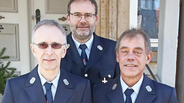 F&uuml;r 40 Jahre aktiven Dienst bei der Feuerwehr Scherneck wurden Helmut Thamm, Timo Sommerluksch und Willi Schl&ouml;sser (von links) geehrt.