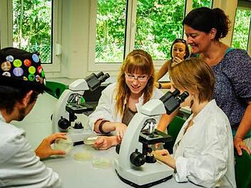 Petra Stiegeler (r.) unterrichtet Schüler im Labor.  Foto: Malbrich