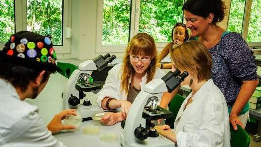 Petra Stiegeler (r.) unterrichtet Schüler im Labor.  Foto: Malbrich