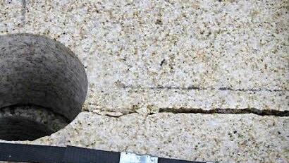 Einige Steinplatten haben schon tiefe Risse.