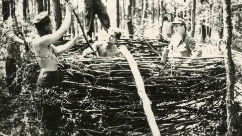 Soldaten bauen eine Schützenstellung