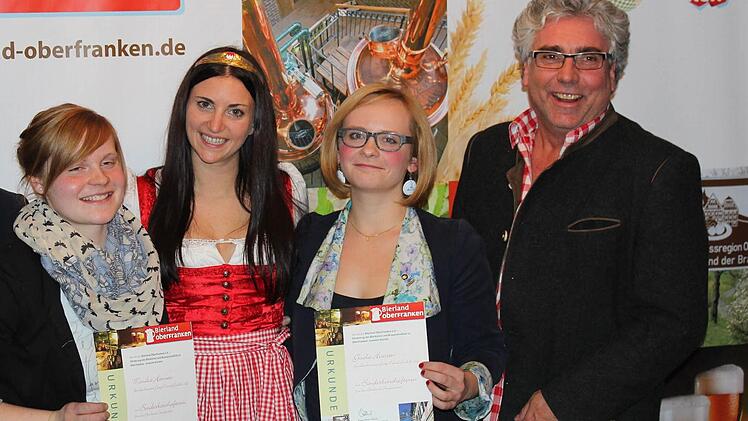 Sabrina Lang (Mitte) wurde vor kurzem ganz offiziell vom Verein "Bierland Oberfranken" zur "ersten oberfränkischen Bierkönigin" gekürt. Foto: CT-Archiv