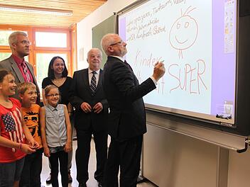 Sie freuen sich über das neue Whiteboard (von links): die Schüler Valerie Schwabe, Max Kaiser und Lilith Quoika, Klassenleiterin Birgit Herrmann, Bürgermeister Timo Ehrhardt sowie Past-Präsident Fritz Leiss und Präsident Michael Rosenberger vom Lions-Clubs Festung Rosenberg. Foto: Veronika Schadeck