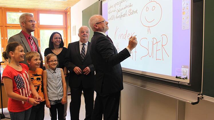 Sie freuen sich über das neue Whiteboard (von links): die Schüler Valerie Schwabe, Max Kaiser und Lilith Quoika, Klassenleiterin Birgit Herrmann, Bürgermeister Timo Ehrhardt sowie Past-Präsident Fritz Leiss und Präsident Michael Rosenberger vom Lions-Clubs Festung Rosenberg. Foto: Veronika Schadeck