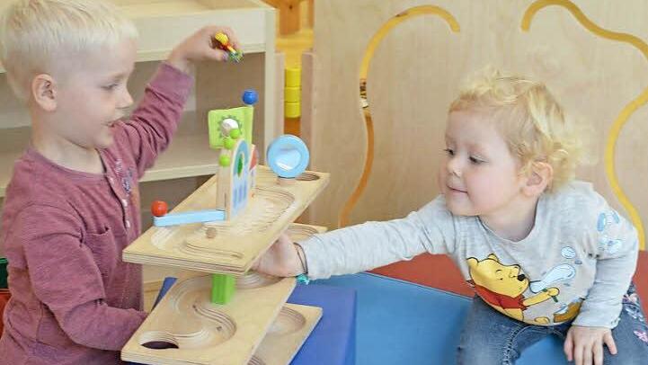 Freudig: Kaum waren die Spielsachen im renovierten Kindergarten angekommen, machten sich Hannes und Marie auch schon ans Spielen.Fotos: Isolde Krapf