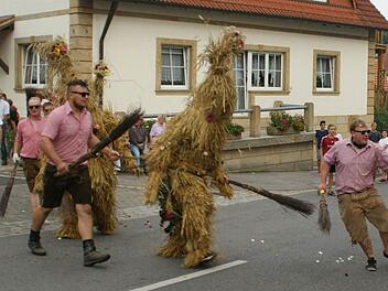 Kaum von der Kapelle zum Dorfplatz geleitet, gingen die Strohbären auch schon auf die Suche nach jungen Damen, die sie zu Boden reißen konnten.  Fotos: Sabine Weinbeer