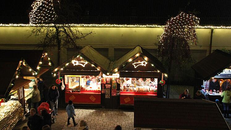Blick auf den Kronacher Weihnachtsmarkt  Foto: Friedwald Schedel