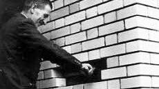 Emil Sperner beim Einfügen der Urkunde. Foto: Archiv