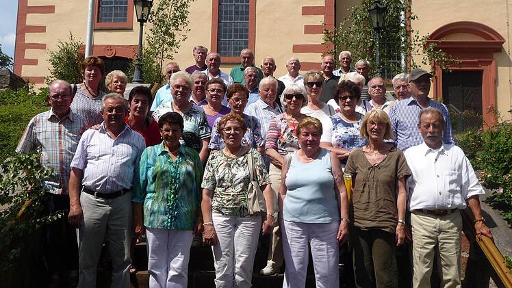 Ehemalige Schüler haben sich bei der 850-Jahr-Feier in Wartmannsroth getroffen. Sieglinde Kleinhenz hatte das Treffen organisiert. Foto: privat