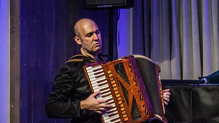 Das Trio Tango Transit gastiert in Coburg. Am Akkordeon: Martin WagnerFoto: Jcohen Berger