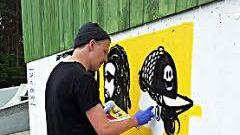 Der Streetartkünstler Sebastian Magnus bei der Arbeit. Foto: Andrea Spörlein