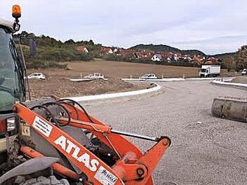 Auf der Hangfläche im Hintergrund könnten Wohnhäuser entstehen. Der Zeiler Stadtrat unternahm dazu den ersten Schritt. Derzeit wird dort ein Kreisverkehr errichtet. In den nächsten Tagen wird asphaltiert.  Foto: ks