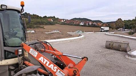 Auf der Hangfläche im Hintergrund könnten Wohnhäuser entstehen. Der Zeiler Stadtrat unternahm dazu den ersten Schritt. Derzeit wird dort ein Kreisverkehr errichtet. In den nächsten Tagen wird asphaltiert.  Foto: ks