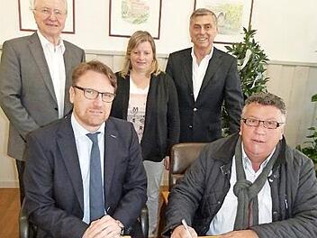 Verbandsdirektor Markus Rauh (links) und Werkleiter Robert Behrendt bei der Vertragsunterzeichnung. Dahinter (von links) Verbandsvorsitzender Heinz Köhler, Verwaltungsfachangestellte Susanne Scheerbaum und Bürgermeister Siegfried Decker.  Foto: Werner Reißaus