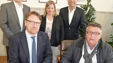 Verbandsdirektor Markus Rauh (links) und Werkleiter Robert Behrendt bei der Vertragsunterzeichnung. Dahinter (von links) Verbandsvorsitzender Heinz Köhler, Verwaltungsfachangestellte Susanne Scheerbaum und Bürgermeister Siegfried Decker.  Foto: Werner Reißaus