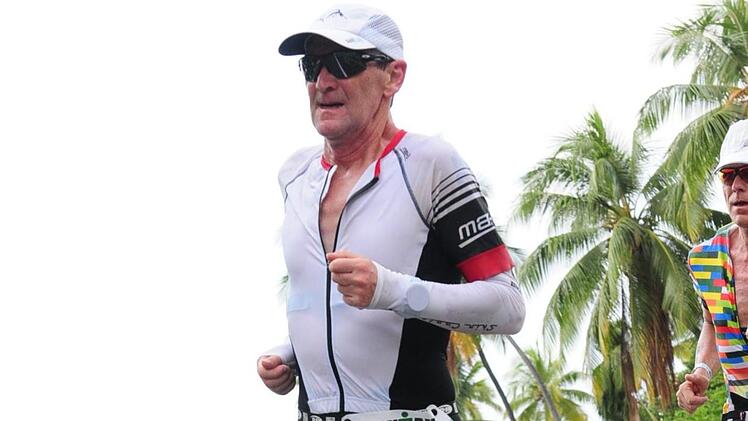 3,86 Kilometer Schwimmen im Pazifik, 180 Kilometer auf dem Rad durch die Lavawüste und zum Schluss ein Marathon durch die brütende Hitze: All diese Herausforderungen meisterte der Machtilshäuser Alfons Dees beim Ironman auf Hawaii. (c)FinisherPix.com