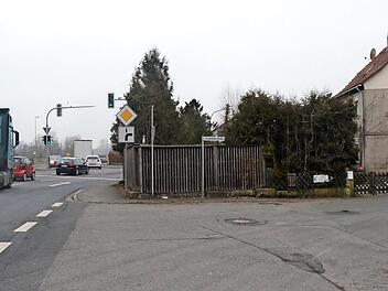 Die FW Stockheim wollen eine Lösung an der Kreuzung B 85/B 89 in Haßlach forcieren. Die Gemeinde Stockheim hat das Gebäude und Grundstück (rechts) erworben und an den Bund verkauft, damit Platz für eine Verkehrslösung entsteht. Vorne rechts die Ein- und Ausfahrt zum Ort in die Orlamünder Straße Foto: K.- H. Hofmann