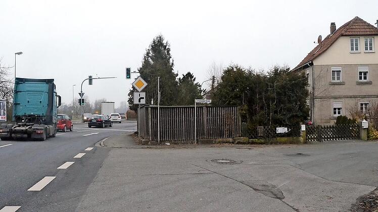 Die FW Stockheim wollen eine Lösung an der Kreuzung B 85/B 89 in Haßlach forcieren. Die Gemeinde Stockheim hat das Gebäude und Grundstück (rechts) erworben und an den Bund verkauft, damit Platz für eine Verkehrslösung entsteht. Vorne rechts die Ein- und Ausfahrt zum Ort in die Orlamünder Straße Foto: K.- H. Hofmann