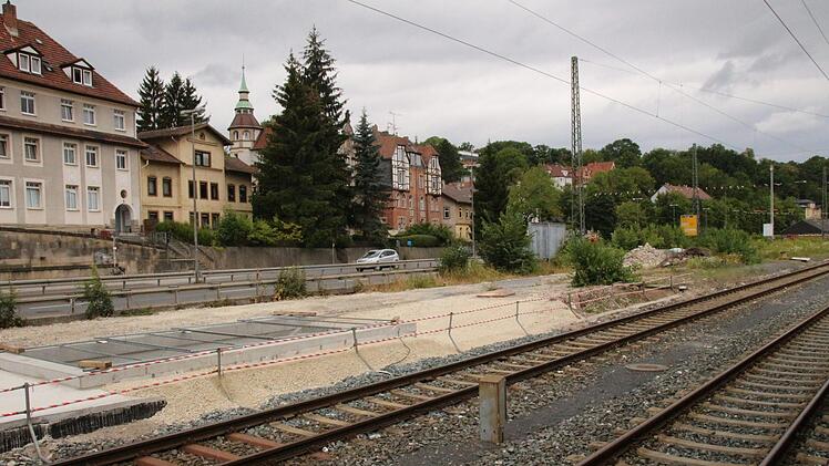 Impressionen vom Coburger Bahnhof - hier sieht man im Hintergrund links den künftigen (und derzeit noch abgedeckten) Zugang zu den Parkplätzen zwischen Gleis 5 und StadtautobahnOliver Schmidt