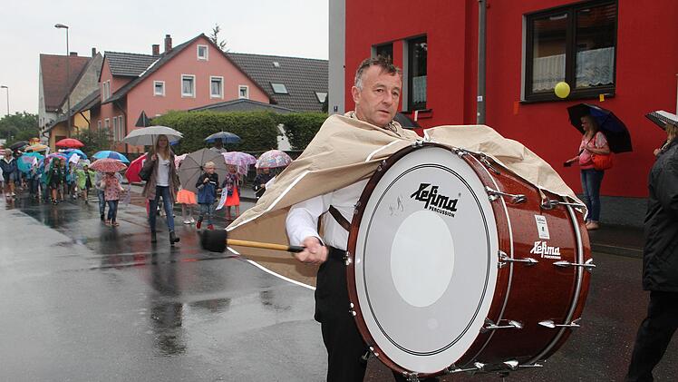 Der Musikverein Mainleus und der Posaunenchor Veitlahm sorgten beim Wiesenfestumzug in Mainleus für musikalische Unterhaltung