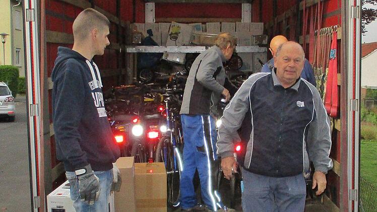 Wieder verlässt ein mit Hilfsgütern und 50 Fahrrädern voll beladener 15-Tonnen-Lkw den Landkreis Rhön-Grabfeld von Herschfeld in  Richtung Budapest. Hanns Friedrich