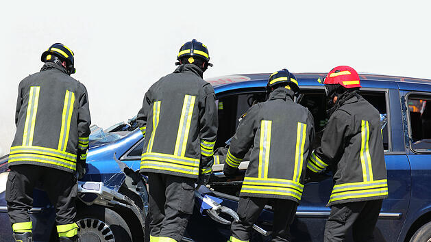 Feuerwehr befreit Autofahrer, Unfall