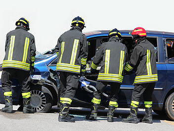 Feuerwehr befreit Autofahrer, Unfall