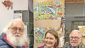 Joe Höttinger (Besucher, von links), Martina Kirchner (Teamleiterin des Weltladens) und Joachim Hunger (Künstler der Jubiläumsschokolade) beim Lichterglanz im Weltladen.