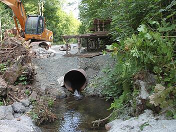 Mit einem Rohr und Füllmaterial wurde dafür gesorgt, dass der rutschende Hang das Bachbett nicht zuschütten und der Kohlenbach nicht die Baustelle überfluten kann. Fotos: Katrin Geyer