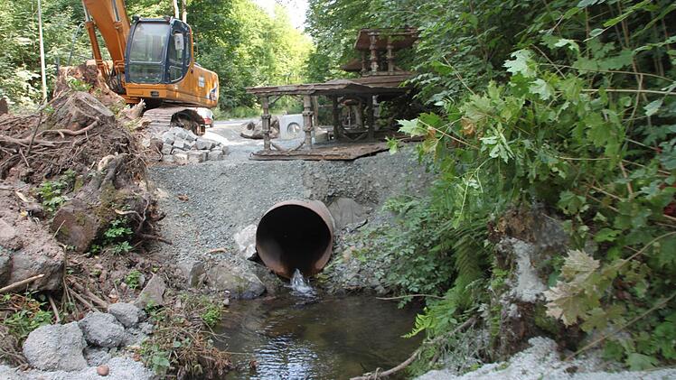 Mit einem Rohr und Füllmaterial wurde dafür gesorgt, dass der rutschende Hang das Bachbett nicht zuschütten und der Kohlenbach nicht die Baustelle überfluten kann. Fotos: Katrin Geyer