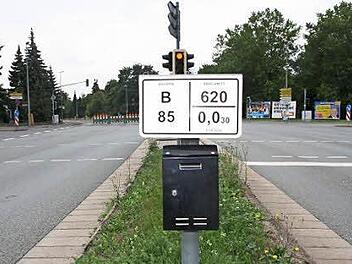 Dieser Briefkasten hat in den letzten Tagen etliche Autofahrer irritiert. Aber des Rätsels Lösung ist ganz einfach. Foto: Katrin Geyer