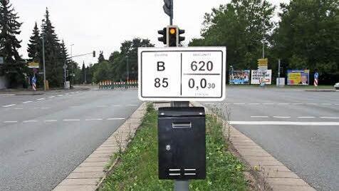 Dieser Briefkasten hat in den letzten Tagen etliche Autofahrer irritiert. Aber des Rätsels Lösung ist ganz einfach. Foto: Katrin Geyer