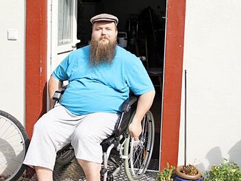 Thomas Seuberling weiß, wo es in Münnerstadt besonders problematisch ist für Menschen, die auf einen Rollstuhl oder Rollator angewiesen sind. Fotos: Heike Beudert