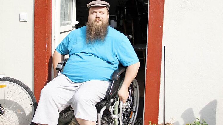 Thomas Seuberling weiß, wo es in Münnerstadt besonders problematisch ist für Menschen, die auf einen Rollstuhl oder Rollator angewiesen sind. Fotos: Heike Beudert