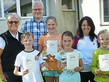 Die Besten der Bundesjugendspiele der Grundschule Presseck strahlen mit den Pokalen und Verantwortlichen um die Wette. Unser Bild zeigt (von links) Rektorin Annemarie Hebentanz-Weiß, Lucas Keßler, 2. Bürgermeister Stefan Sigmund, Luisa Blüchel, Marie Konrad, Sportbeauftragte Andrea Söllner und Leon Noel. Foto: Klaus-Peter Wulf