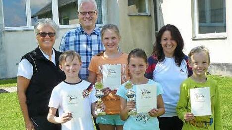 Die Besten der Bundesjugendspiele der Grundschule Presseck strahlen mit den Pokalen und Verantwortlichen um die Wette. Unser Bild zeigt (von links) Rektorin Annemarie Hebentanz-Weiß, Lucas Keßler, 2. Bürgermeister Stefan Sigmund, Luisa Blüchel, Marie Konrad, Sportbeauftragte Andrea Söllner und Leon Noel. Foto: Klaus-Peter Wulf