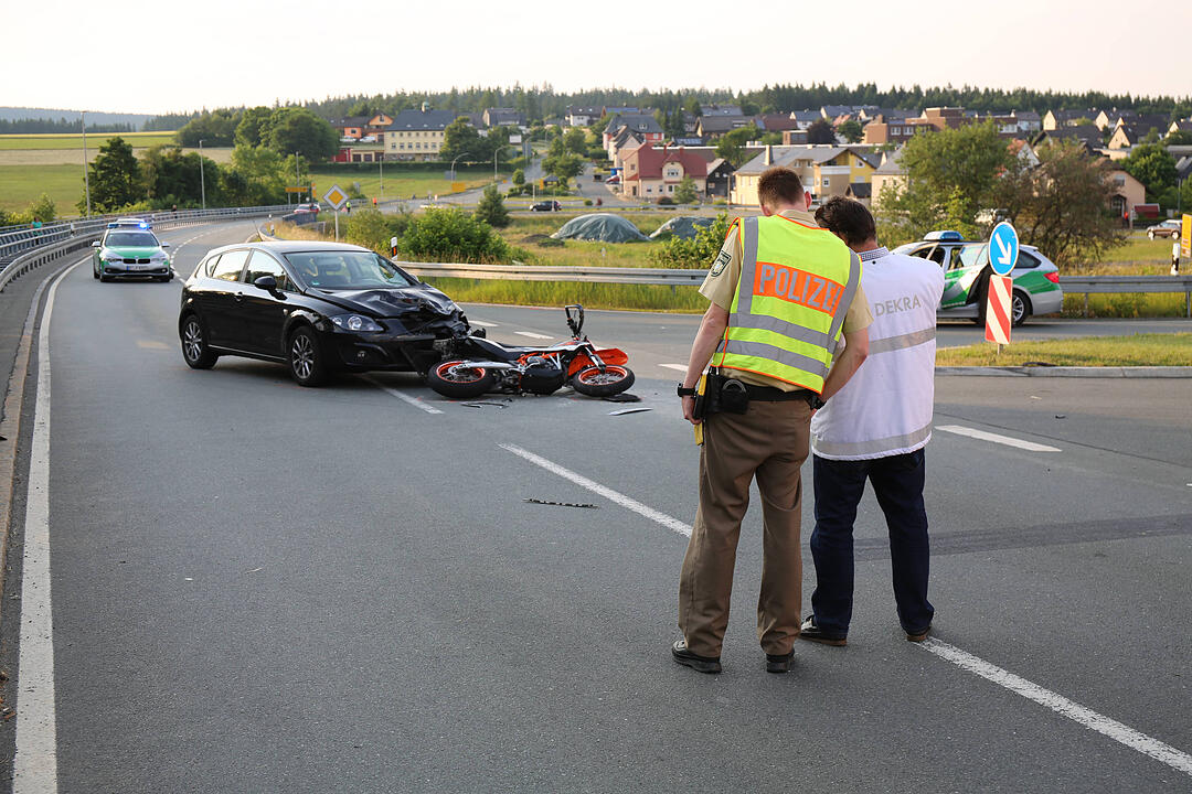 Kreis Hof: Junge Autofahrerin übersieht Motorrad beim Abbiegen - Lebensgefahr