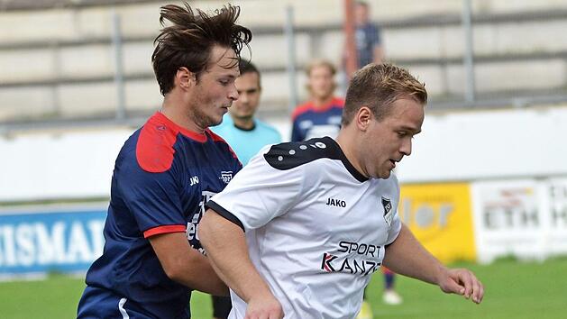 Der SCW Obermain (hier mit Jonas Halbuber, l.) hat beim FC Kronach drei Punkte eingeplant. Foto: Czepera