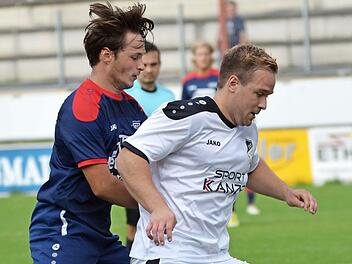 Der SCW Obermain (hier mit Jonas Halbuber, l.) hat beim FC Kronach drei Punkte eingeplant. Foto: Czepera