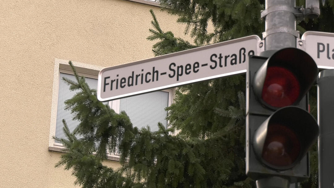 Person eingeklemmt: Rentnerin versuchte einzuparken