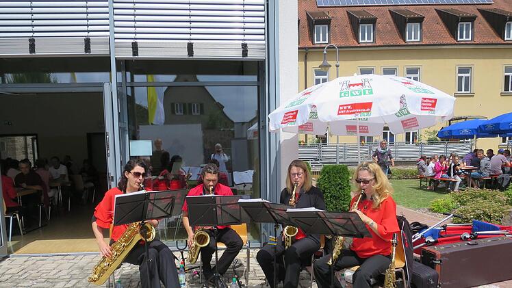 Am Mittag begleitete das Saxophonquartett Sax4Session die Festbesucher.