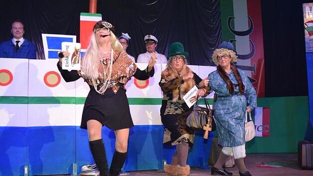 Olga Svetlana (Marlene Groh) zeigt den Dorfraatsch'n einen russischen Volkstanz  Fotos: p