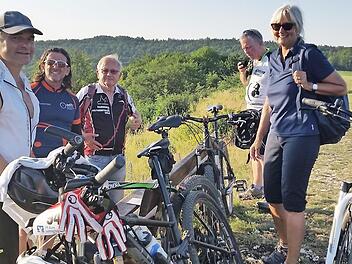 Bei einer gemeinsamen Exkursion &uuml;berlegten sich Vertreter von ADFC, LBV und Unterer Naturschutzbeh&ouml;rde, wie Mountainbiking und Naturschutz im Einklang erfolgen kann. Foto: Landratsamt