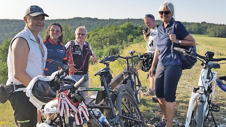 Bei einer gemeinsamen Exkursion &uuml;berlegten sich Vertreter von ADFC, LBV und Unterer Naturschutzbeh&ouml;rde, wie Mountainbiking und Naturschutz im Einklang erfolgen kann. Foto: Landratsamt