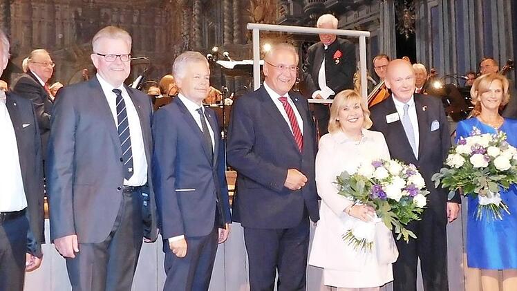 Sie sind das Gesicht von Lions (von links): Karl-Heinz Greim, Vorsitzender des Hilfswerks Lionsclub Bayreuth-Kulmbach, Bayreuths Bürgermeister Thomas Ebersberger, Michael Schicker, Präsident des Lionsclubs Bayreuth-Kulmbach, Innenminister Joachim Herrmann mit Ehefrau Gerswid, Eberhard Würf, Weltpräsident Lions, Karin Seehofer und Jörg Naumann, Vorstandsvorsitzender der Stiftung Deutscher Lions.