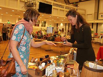Tanja Sünkel aus Stadtsteinach hatte selbst gemachte Bienenkosmetik im Repertoire. Anja Haderdauer ist eine Stammkundin. Foto: Sonny Adam